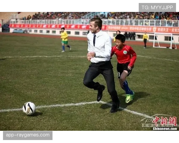 “花絮:维拉公园球场,客队球迷用标语嘲讽主队‘摆大巴’”